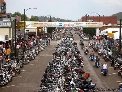 Western Devils Tower Hotel 2*